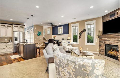 Lake front condo with pool access walking distance to downtown Saugatuck - Foto 16