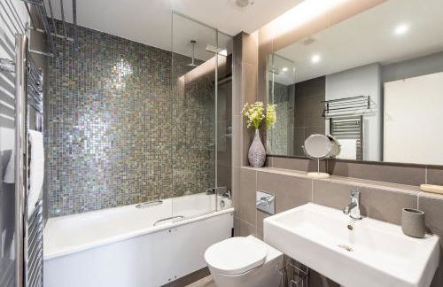 Modern, fully furnished apartment with ensuite, private balcony and elevator in Notting Hill - Foto 48