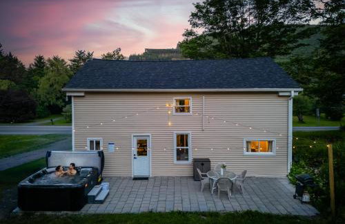 NEW HOT TUB Game Room Firepit Near Windham - Foto 1
