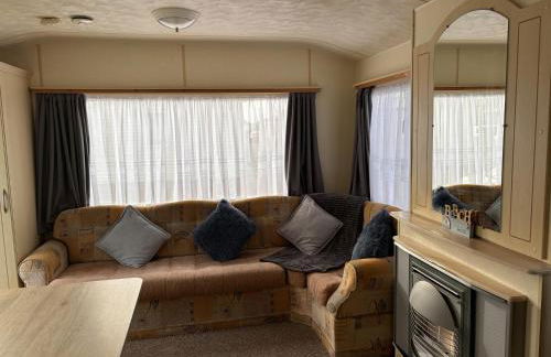 Caravan Sleeps 4 with Free Parking - Foto 7