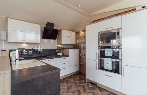 The Lodge - Dog-Friendly Sea View Lodge - Pool available for Long Stays - Foto 5