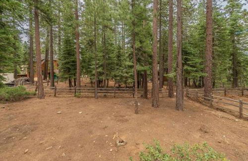 Cozy Pet-Friendly Cabin w Fenced-In Yard Close to Slopes Beach Town - Foto 21