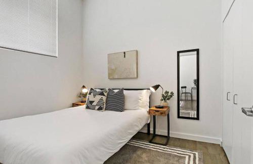 1BR Adorable Apt with In-unit Laundry - Lake 206 rep - Photo 13