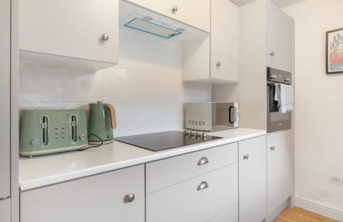 4BR House By Astra Residences Short Lets & Serviced Accommodation Stanley With Free Parking & Instant Booking - Foto 33