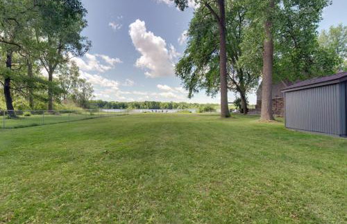 Lakefront Retreat with Views and Decks and Fire Pit - Foto 59