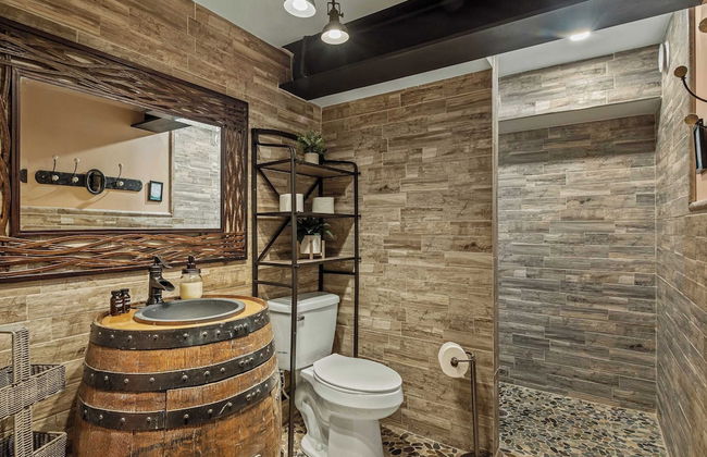 The Bigwood Cabin by Avantstay Hot Tub, Firepit, Pool Table, Private Yard - Photo 52