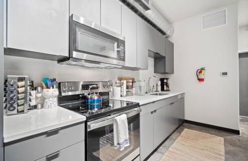 Stylish South Hill Retreat Queen Bed and Sofa Sleeper Full Kitchen Free Parking - Foto 4