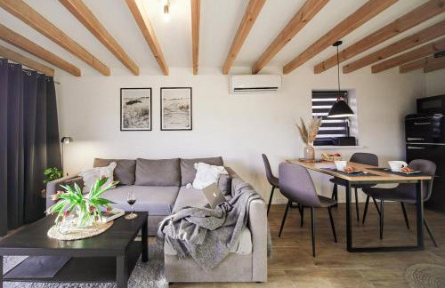 Modern house with private hot tub - Photo 2