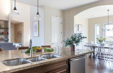 Palazzo Del Sol By AvantStay Breathtaking Home w Mountain Views Hot Tub - Photo 13