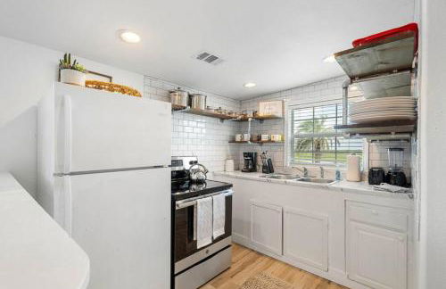 Beach Bungalow with Gorgeous Deck, Close to Beach - Foto 3