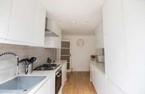 Gorgeous Modern Apartment near Redhill Station inc Private Garden & Parking - Foto 17