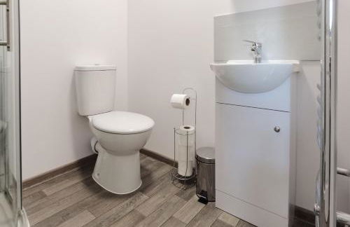 4 Bedroom 4 Bathroom Contractor House with Secure Locks on Each Bedroom Managed by Your Lettings Short Lets & Serviced Accommodation Peterborough including FREE Parking and WiFi - Foto 41