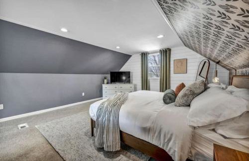 Swim and Relax In our Pool and Hot Tub and Recently Renovated - Photo 57