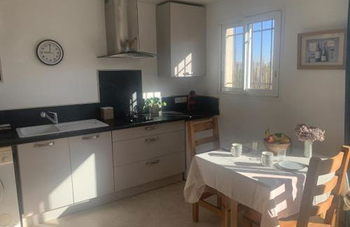 Charmante maisonnette proche du centre du village - Foto 3