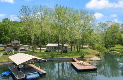 New! 2 Homes-Firepit, Hot Tub, Huge Yard and Dock - Foto 47