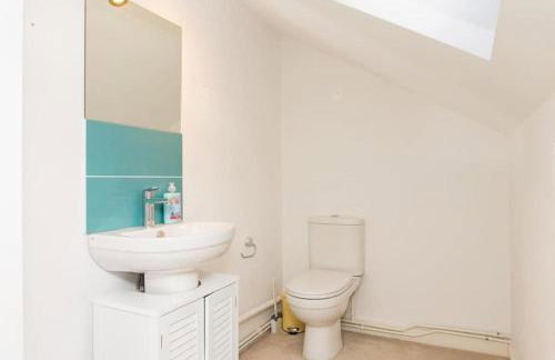 4 Bed Detached Home-Gloucester-Sleeps 10-Parking for 3-Work or Leisure - Foto 9