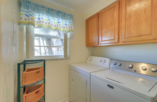 Sunny Cocoa Beach Condo with Balcony and Pool Access - Foto 9