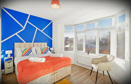 Elegant 3-bed apartment with FREE onsite PARKING in Enfield - Out door Patio - Big savings on Longer Stays - Photo 2