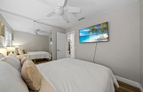 Entire Private Home with 3 Bedrooms 2 Bathrooms, Gated Yard, Garage, Hot Tub, 4-Beds, Golf, Mira Mesa, Available Now - Photo 49