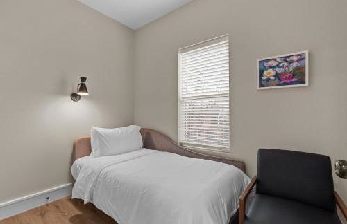 Bright Urban Comfort | JZ Vacation Rentals - Foto 51