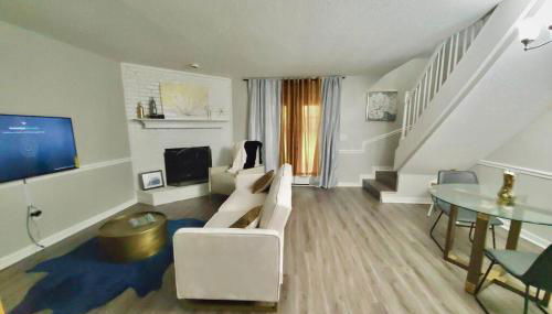 Modern Designer Townhouse 2Br Ideal for Long Stays! - Foto 3