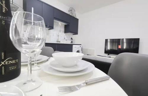 Modern 2 Bed Apartment, Desborough, Kettering, Sleeps 5, Free Parking, WIFI, Ideal for Contractors, Professionals, Families and Relocations - Photo 6