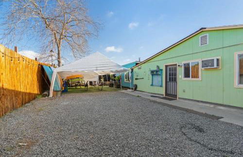 Next to Downtown Huge yard with Parking - Foto 2