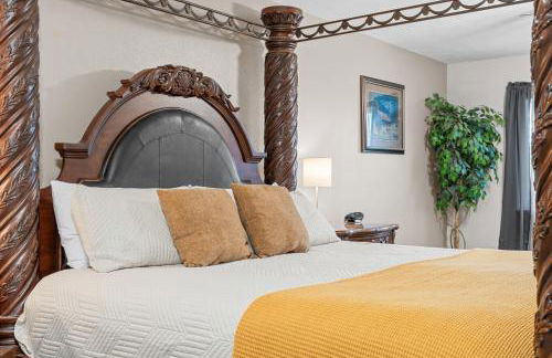 Lakefront Retreat with Deck, Movie Room and Yard - Foto 31