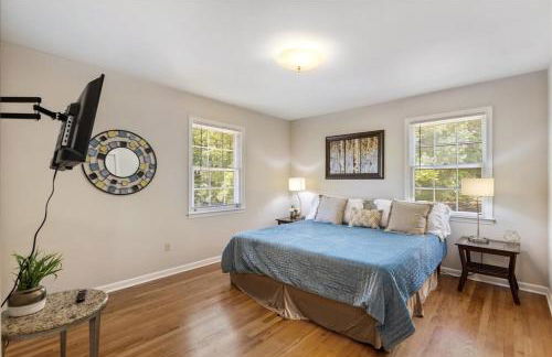 5BR Woodland Retreat on 7 Acres with a Pond - Foto 13