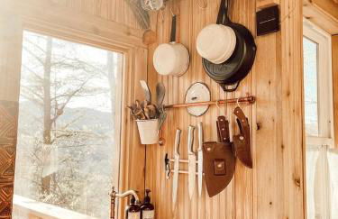 Stunning Pet-Friendly Treehouse for Relaxing Glamping Retreats in North Carolina - Foto 3