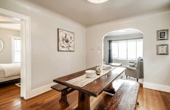 Shiny and Comfortable Oakland House 3 car Driveway - Photo 6