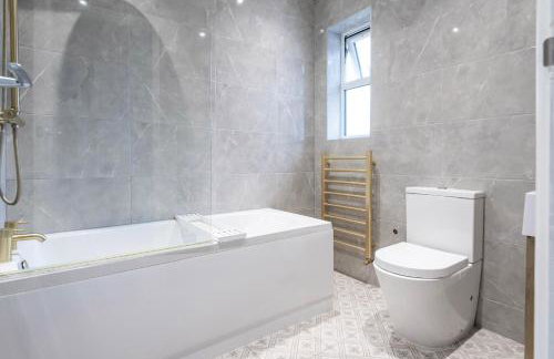 A wonderful and spacious house in a charming road - Photo 1