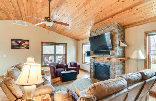 6 Mi to Dtwn Pella Riverfront Cabin with Game Room! - Foto 1