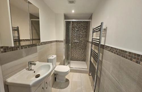 StayZen Apartments - Private Garden & Free Parking Ground Floor Central Woking - Business & Leisure - Photo 2