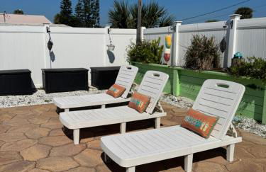 Walk to waves Beautiful 3-Bedroom with pool steps from beach - Foto 9