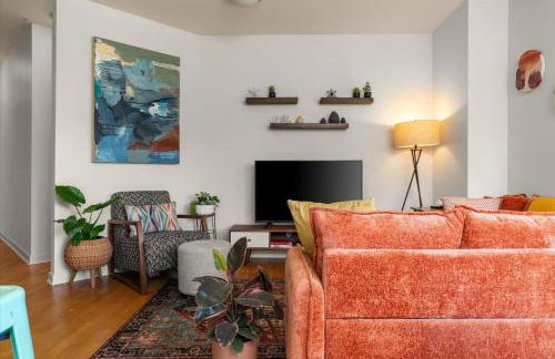 Chic 2BR • King Beds • Huge Patio • 95 Walk Score! - Foto 41