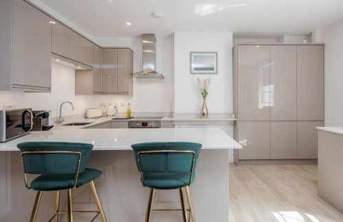 Elegant Epsom Modern Apartment - Photo 4