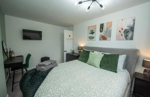 Stylish 4 Bed House, Free Parking, Close to M4 Newport - Foto 26