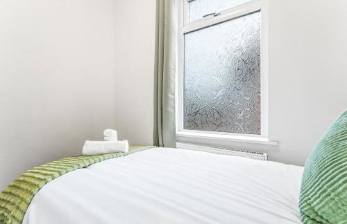 Comfortable 4 Bed Home - Free Parking & Fast WiFi - Foto 27