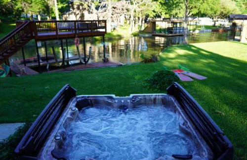 Massive lakefront home with HOT TUB - Foto 1