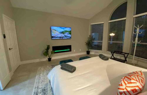 Captivating 6BR 3B Home with Pool & Fire Pit - Foto 13