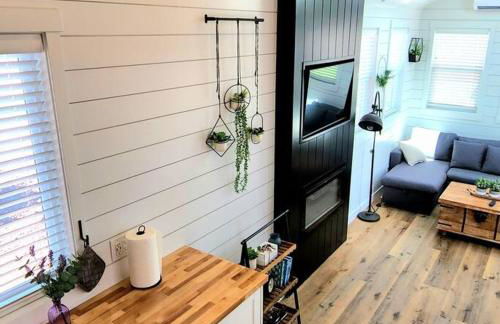 NEW Nook Tiny Home with Deck Firepit Skylights - Foto 7