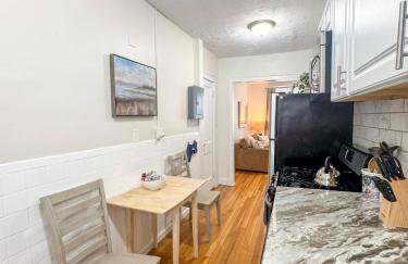 ½ mile to Longwood Medical, Renovated, Pub Trans - Foto 7