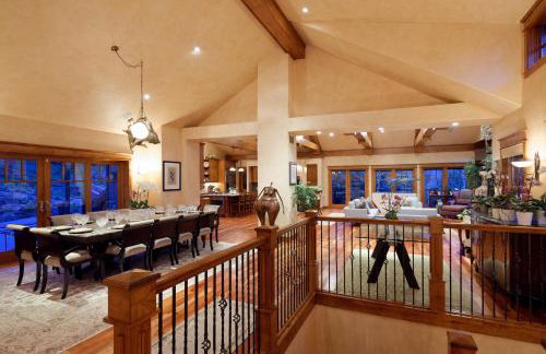 Luxe Artful Mountain Retreat with 4 King Suites, 8 Person Hot Tub and 3 Decks - Foto 10