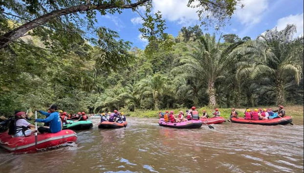Phuket Adventure Tour - Photo 4, Hop on board the rafting boats