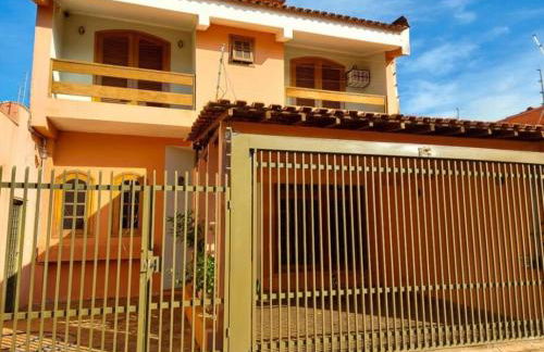 Casa grande, ampla, com 4 quartos e estacionamento - Foto 1