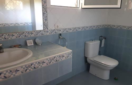 Precioso chalet próximo a Sevilla con jardín y piscina privada 8 personas Wifi gratis 2 salones 4 dormitorios 2 baños - Foto 65