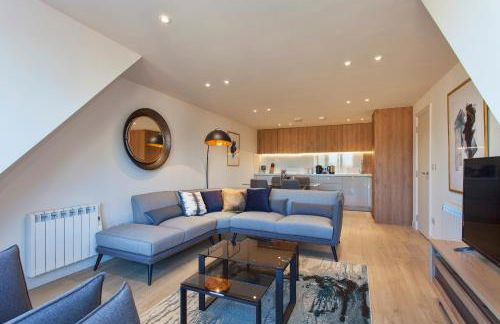 Staines City Centre by Charles Hope - Foto 11