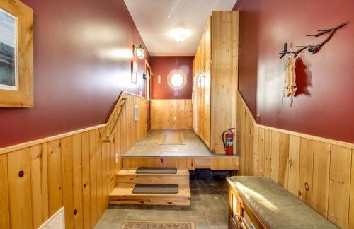 Lakefront Isle Escape with Dock and Fire Pit! - Foto 4