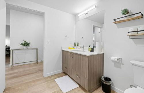 Comfy 1BD1BA Riverside Apt W QueenBdLaundryTV - Foto 25